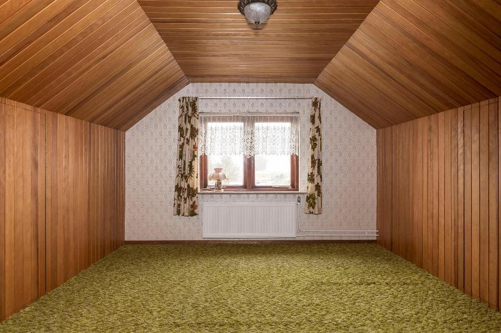 7 m) zijn afgewerkt met vloerbedekking, behang als wandafwerking en een schrootjes plafond.