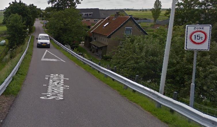 Foto 4 Aanduiding 15t zone aan begin Schaapjeszijde 6.2.1 Capaciteit en tijdsverlies Schaapjeszijde - Achterbroek - Beijerscheweg Dit weggennet heeft de inrichting van een ETW-2.