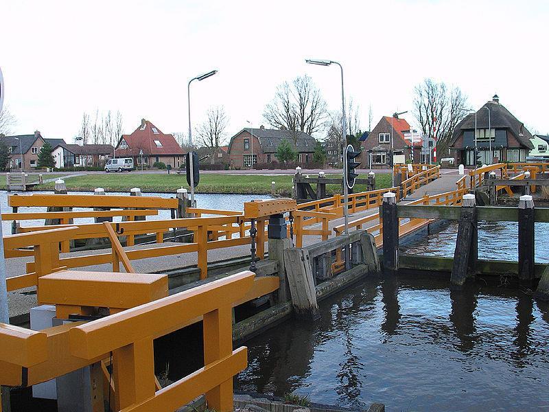 Foto 9 Voorbeeld van een vlotbrug Figuur 17 Schematische weergave van een tijdelijke beweegbare brug Een tijdelijke vlotbrug of beweegbare brug kan wel voldoende capaciteit bieden.