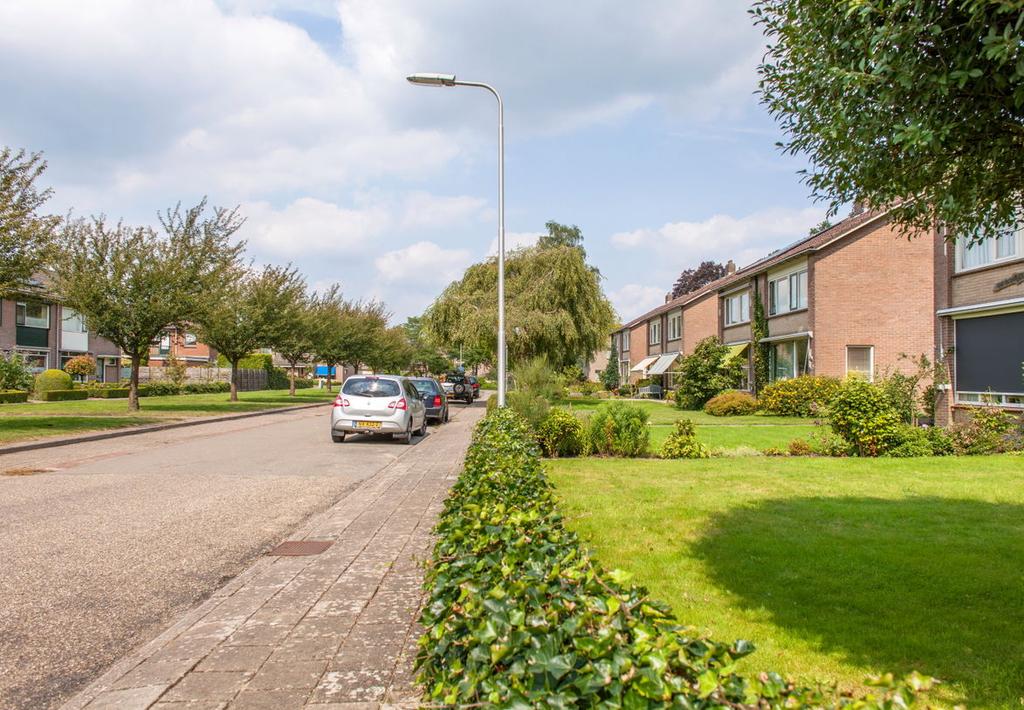 Mooie groene omgeving! Geschakeld, helft van een dubbel, woonhuis met verzorgde tuin en houten berging. De woning is gelegen in een prettige woonomgeving.