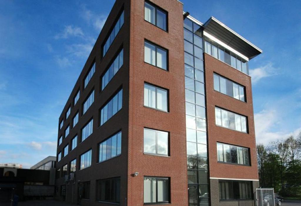 Omschrijving Algemeen Kantoorgebouw "Deulpoort is gesitueerd op een prominente zichtbare locatie aan de entree van bedrijventerrein Develpoort in het hart van de gemeente Zwijndrecht.