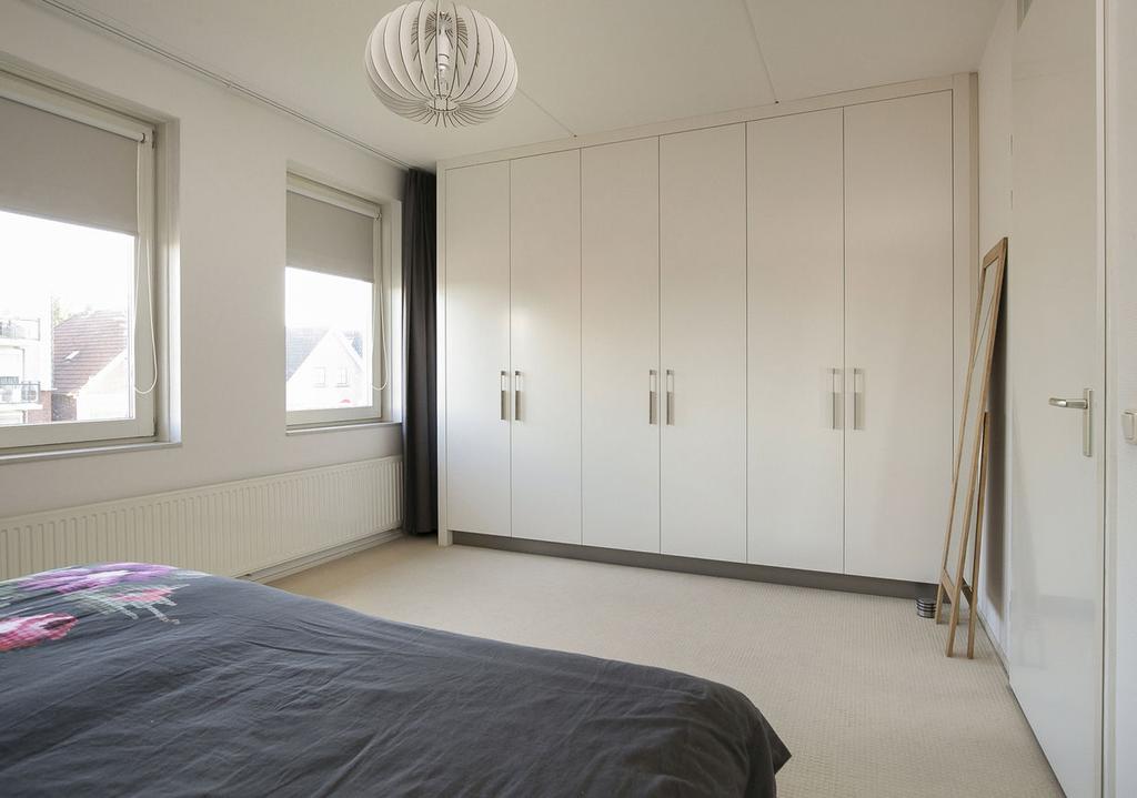 De zeer ruime masterbedroom bevindt zich aan de voorzijde van de