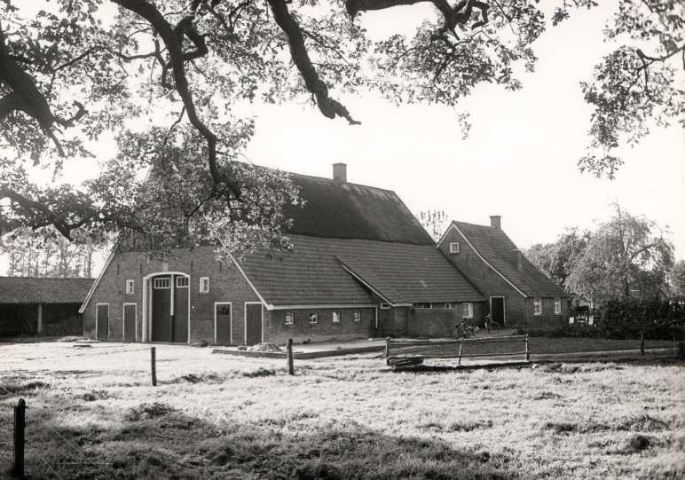 Eertijds een havezate (ook genoemd als het Hooge Huys) welke in april 1730 afgebrand is; op dezelfde plaats is het weer als boerderij herbouwd, welke in 1820 weer is afgebroken naast de nog bestaande