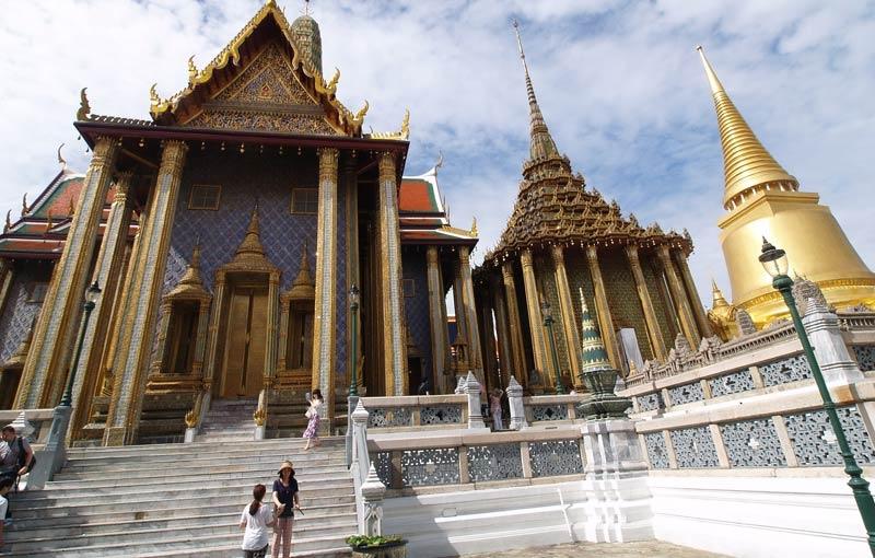 Dag 3 Bangkok Vrije dag. Je kunt het Grand Palace bekijken (het koninklijk paleis van de in 2016 overleden en zeer populaire Koning Bhumipol) of een van de vele wats (tempels).