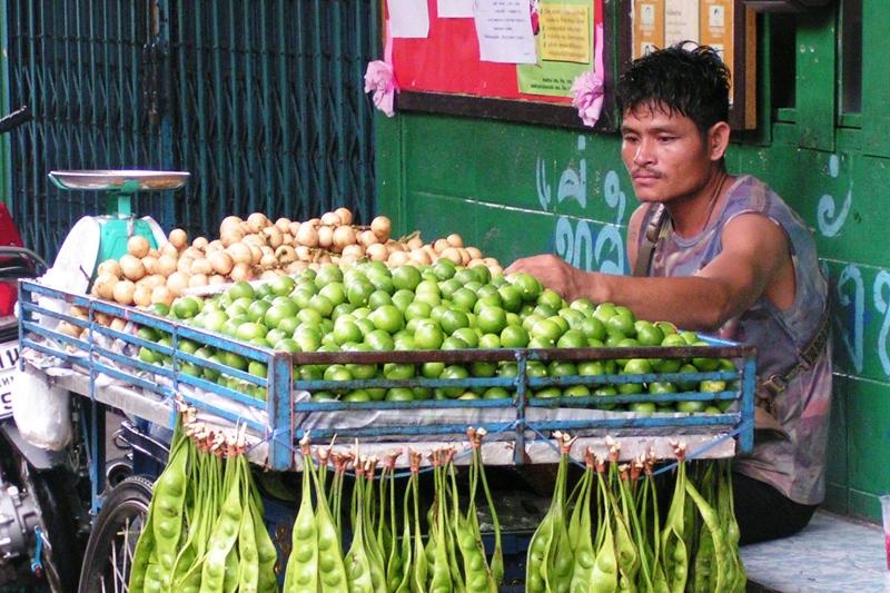 Naast mango's en grote trossen bananen worden er ook Thaise hoedjes, parasols, prachtige rokken en andere kleding verkocht.