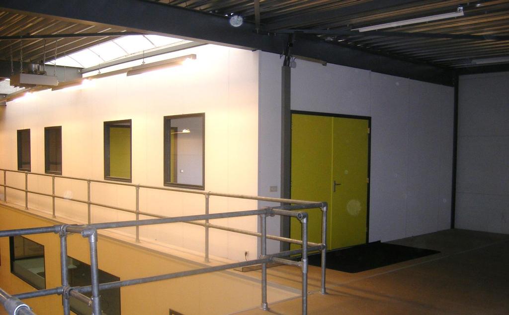 Opleveringsniveau Kantoorruimte systeemplafond met deels TL inbouw verlichtingsarmaturen en deels LED inbouwspots; entreehal met tapijtvloer die toegang geeft tot de separate kantoorruimte en de