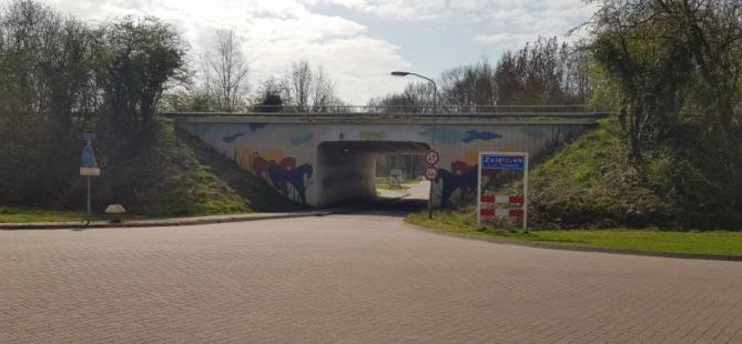 6 Aan de linkerkant staat een klein monument ter nagedachtenis