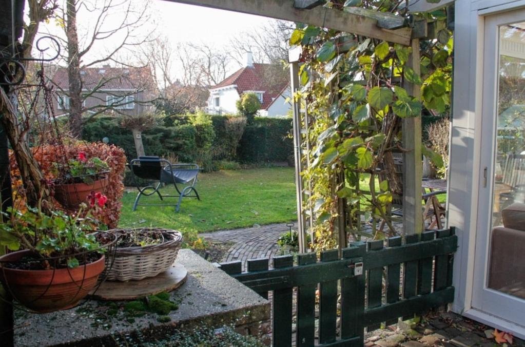 Ligging en indeling Buiten: Prachtige zonnige tuin met veel privacy. In de achtertuin heeft u de hele dag zon en er zijn voldoende schaduwplekken.