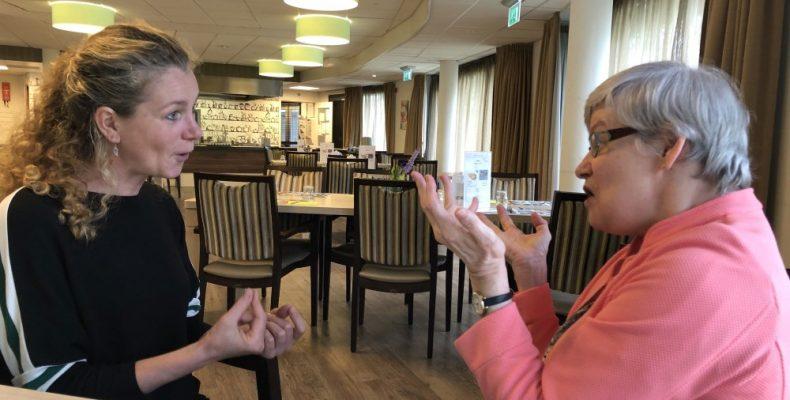 Gelderhorst biedt dove mensen met en zonder dementie een thuis Voor veel mensen voelt het echt als thuiskomen als ze in De Gelderhorst in Ede komen wonen, het enige woonzorgcentrum voor oudere doven