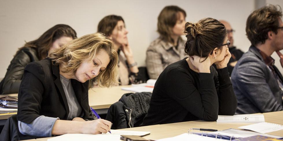 Tweede jaar Semester 3: School en context In dit semester gaan de studenten op zoek naar manieren, waarop scholen succesvol kunnen opereren in een sterk aan verandering onderhevige samenleving.