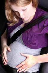 Ook zwangere vrouwen moeten de driepuntsgordel dragen. Dat is het veiligst voor henzelf en het ongeboren kind.