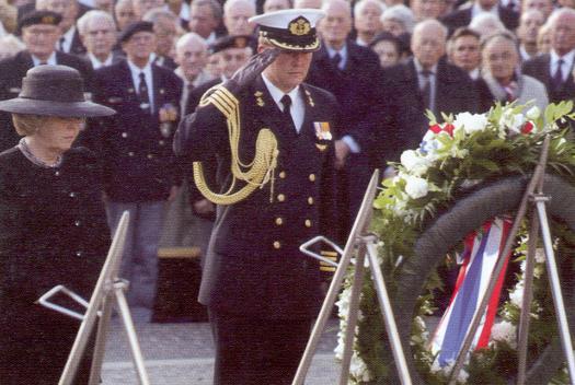 Lees het verhaal over herdenken. Dit is Koning Willem Alexander. Hij legt een krans bij het monument op de Dam. Op 4 mei denken we aan de oorlog.