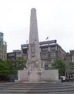 Een monument helpt je om vroeger niet te vergeten. Waarom is er in Amsterdam een monument voor de slaven? Omdat er vroeger in Nederland ook slaven waren.
