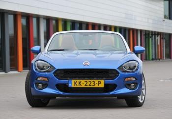 Autozine maakte een pretrit, pardon, proefrit. Wie herinnert hem zich niet, de klassieke Fiat 124 Spider?