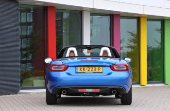 Conclusie Fiat is terug met een open tweezitter! Vanaf de eerste kennismaking charmeert de 124 Spider met zijn uiterlijk, uitrusting en rijeigenschappen.