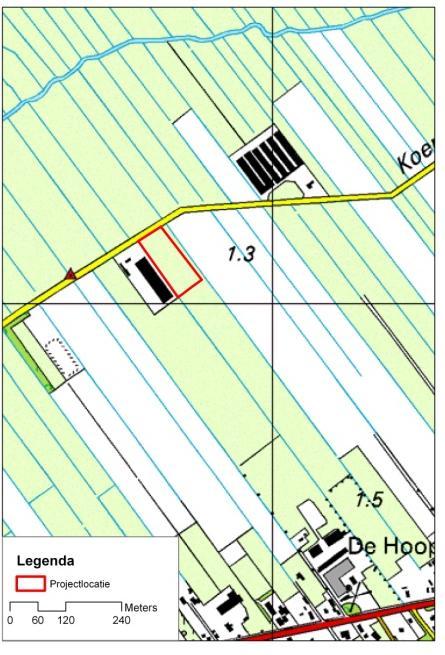 2 1. INLEIDING De initiatiefnemer is voornemens zijn huidige bouwblok aan de Koemkolkweg 8 te Oosterwolde (zie figuur 1a en 1b) uit te breiden.