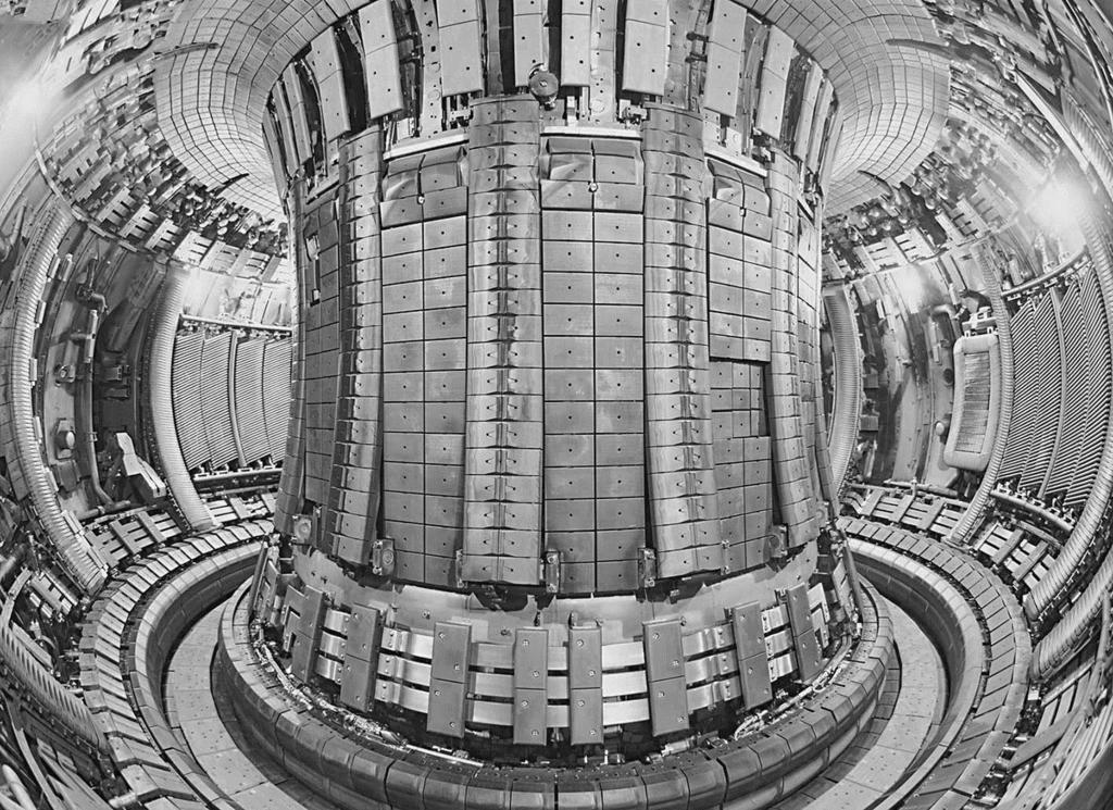 Opgave 4 Tokamak Lees onderstaand artikel. Een Tokamak is een kernfusiereactor waarin met behulp van een magnetisch veld een plasma kan worden opgesloten.