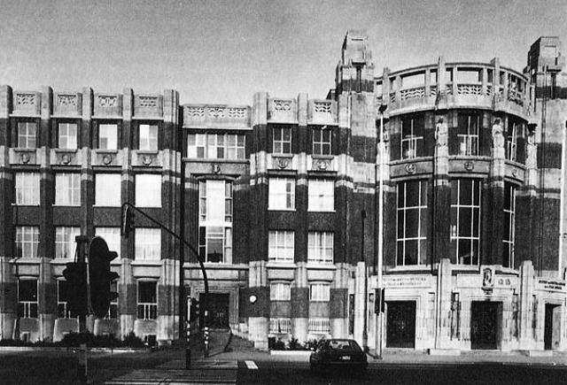 L'École Professionelle de Mécanique de Précision et de l'électricité de Bruxelles, later bekend als l'öcole des Arts et Métiers, had voor de Tweede Wereldoorlog de reputatie zich op s werelds hoogste