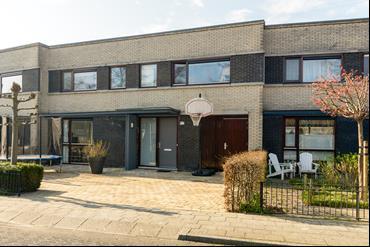 Object gegevens Soort woning Eengezinswoning Type woning Geschakelde woning Bouwjaar 2001 Maten object Aantal kamers 5 kamers Aantal slaapkamers 4 slaapkamer(s) Inhoud woning 494 m 3 Perceel