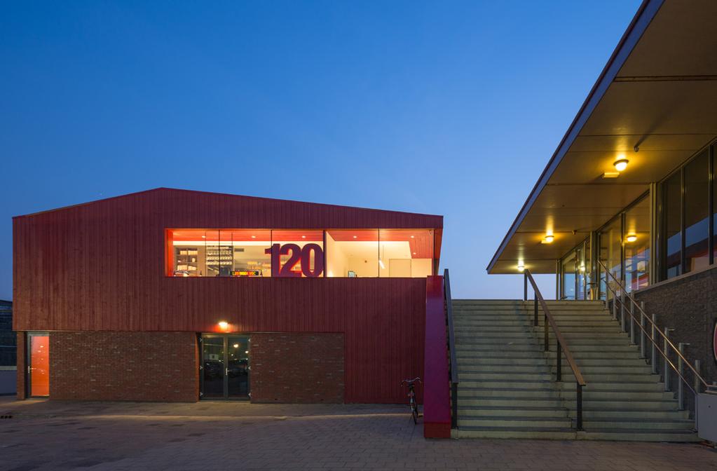 Clubhuis V.O.C. DEVRIES en JagerJanssen verzorgden de uitbreiding van het bestaande clubhuis van voetbal- en cricketclub V.O.C. Het project maakte onderdeel uit van de Rotterdamse pilot Architect aan Zet, waarbij de architect verantwoordelijk is voor zowel de technische als de ruimtelijke toetsing.