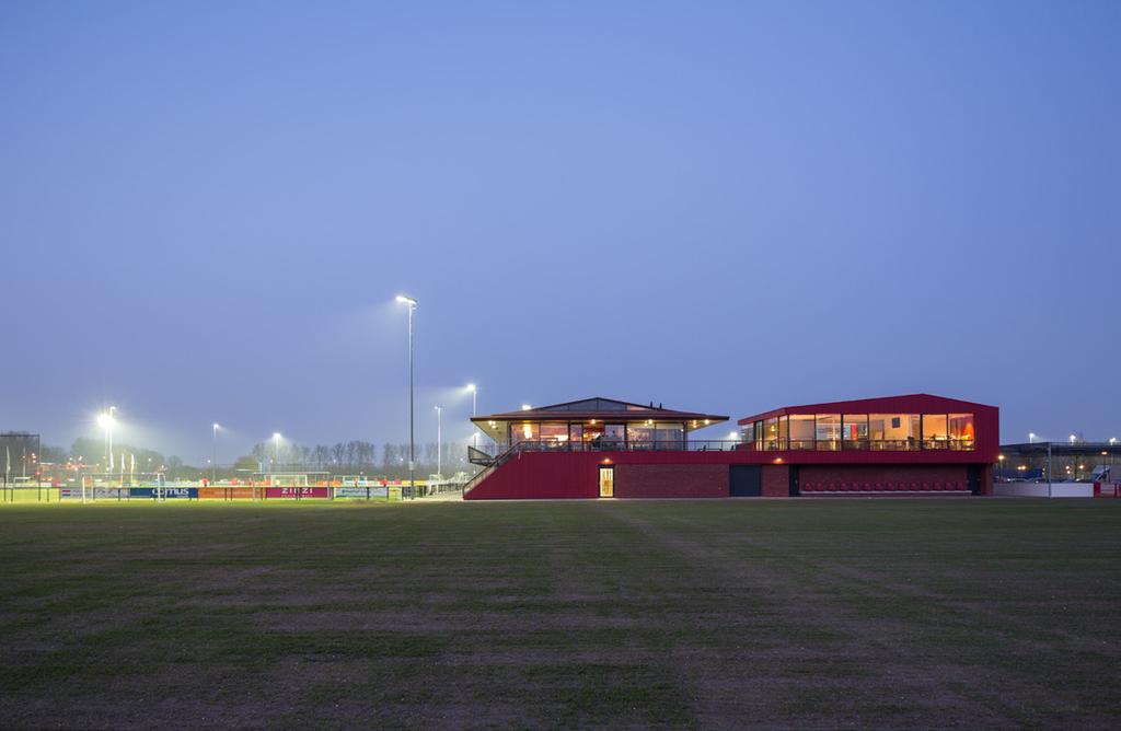 Het ontwerp Het voetbalseizoen beslaat grofweg een halfjaar, het andere halfjaar wordt het complex gebruikt voor cricket.