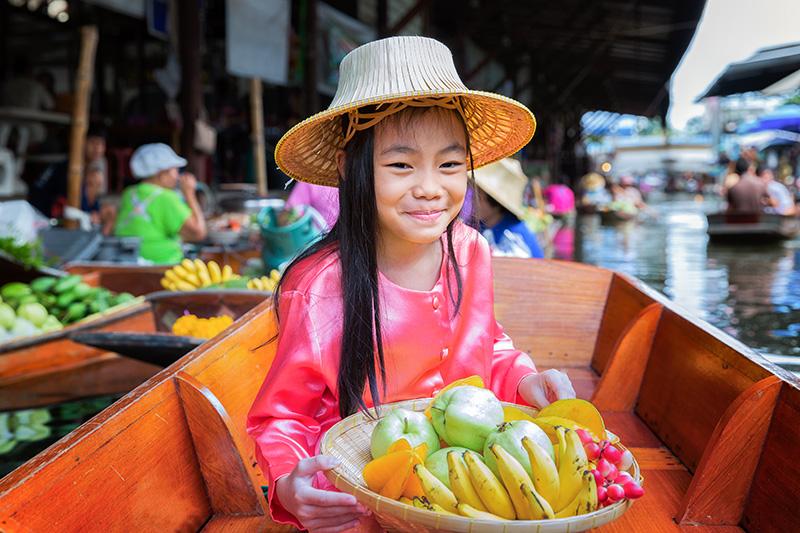 Dag 5 Bangkok Drijvende Markt Birmaspoorlijn Kanchanaburi Vandaag reizen we eerst naar de kleurrijke drijvende markt van Damnoen Saduak.