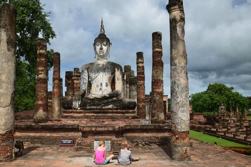 Ten zuiden van de tempel ligt de modernere Viharn Phra Mongkol Bopit. Dit complex herbergt een van de grootste bronzen boeddhabeelden van Thailand.