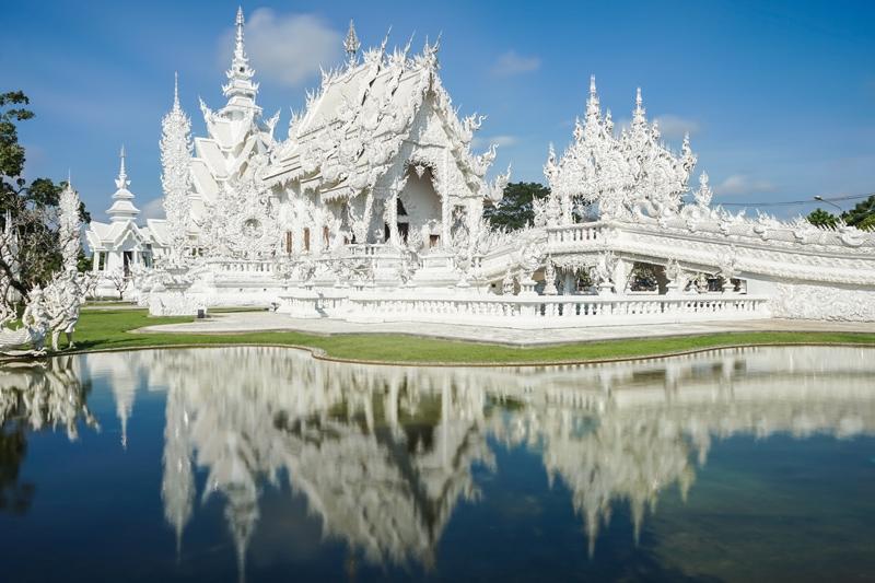 Dag 12 Chiang Rai Wat Rong Khun Chiang Mai Je bezoekt s ochtends Wat Rong Khun. Wauw! zeg je meteen als je deze mooie intens witte tempel ziet.