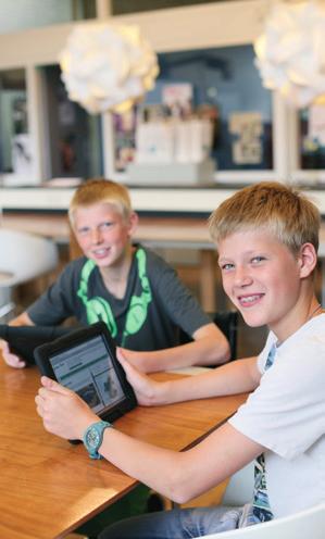 Leerlingen krijgen ook digitale lessen en werken regelmatig met digitale boeken. Hiervoor betalen ouders een bijdrage.