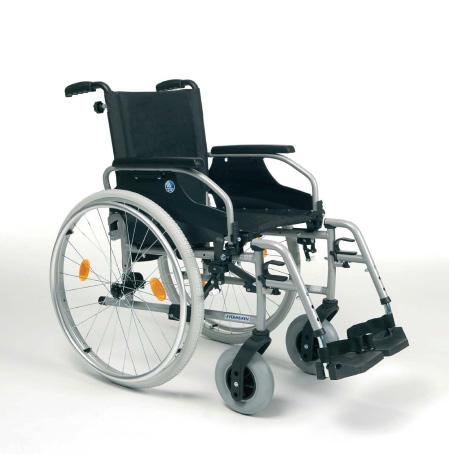 Manuele rolstoel D100 Vermeiren De D100 is de ideale compacte rolstoel die volledig opplooibaar is met tal van aanpasmogelijkheden naar eigen wensen. Duwhandvaten regelbaar in hoogte.