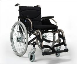Geïntegreerde verlaging van de wielas. Manuele rolstoel V300D Vermeiren Deze rolstoel is geschikt voor tijdelijk of permanent gebruik. Duwhandvatten regelbaar in hoogte. Boodschappennet.