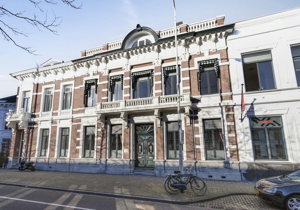 Kenmerken Omgevingsfactoren Een zeer fraaie en complete kantoorruimte gelegen op de eerste verdieping van een klassiek herenhuis aan de rand van het centrum van Breda.