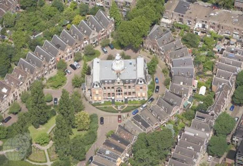 Omschrijving Algemeen ''De Rozenhof'' is een prachtige, monumentale kantoorvilla aan de rand van het centrum van Dordrecht. In 1891 gebouwd als landhuis en later getransformeerd tot kantoorpand.