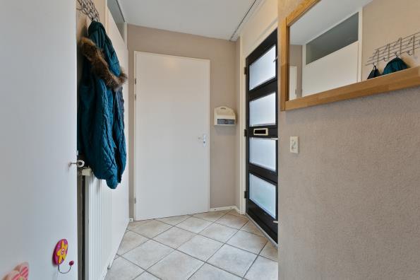 Begane grond Indeling: ruime hal met garderobe, keurig toilet, aparte kantoor/ speelruimte ca 8m² met eigen ingang, ruime berging ca 14m² met tegelvloer en