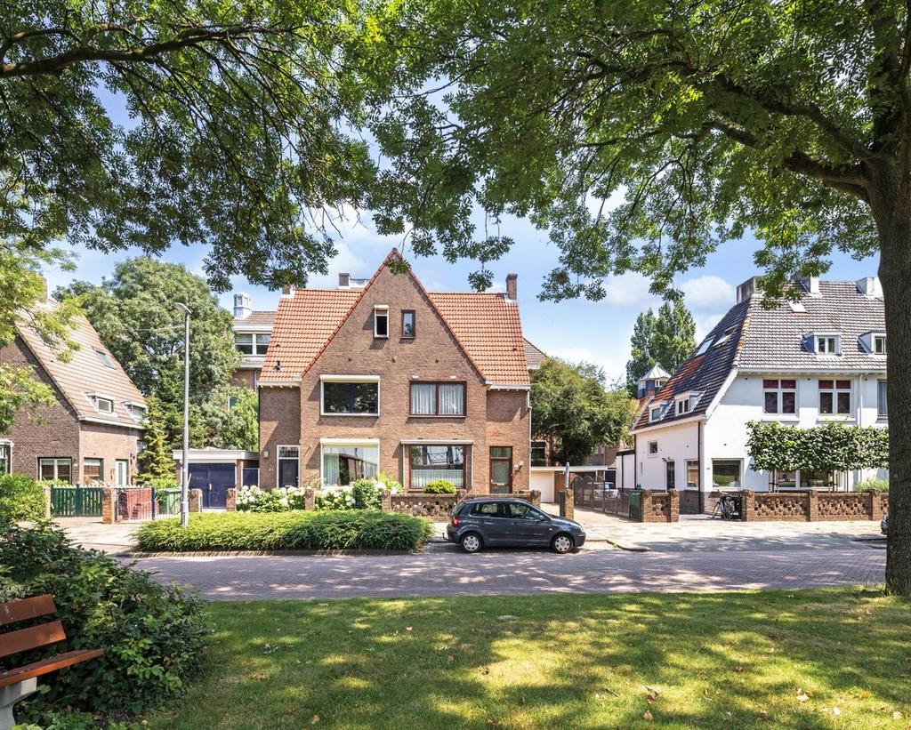 Kenmerken Soort Type Kamers Woonoppervlakte Perceeloppervlakte Inhoud eengezinswoning 2/1-kapwoning 7 130 m² 202 m² 500 m³ Bouwjaar Tuin