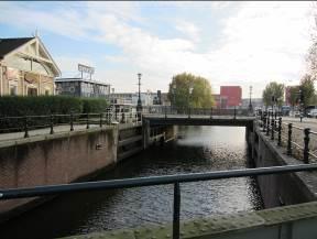 is een schutsluis tussen de Entrepothaven en de Nieuwe Vaart.