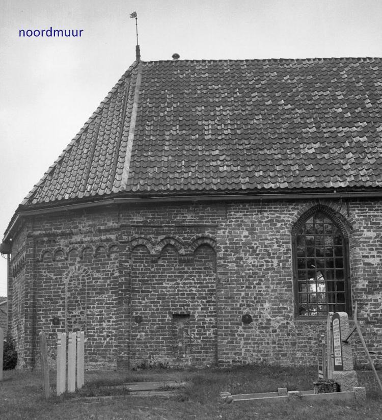 De zuidmuur bevat vier spitsboogvensters uit de 16 de eeuw en een ingang in een jongere spitsboognis. Iets ten oosten van het midden zitten nog de sporen van een vrij hoog smal spitsboogvenster.