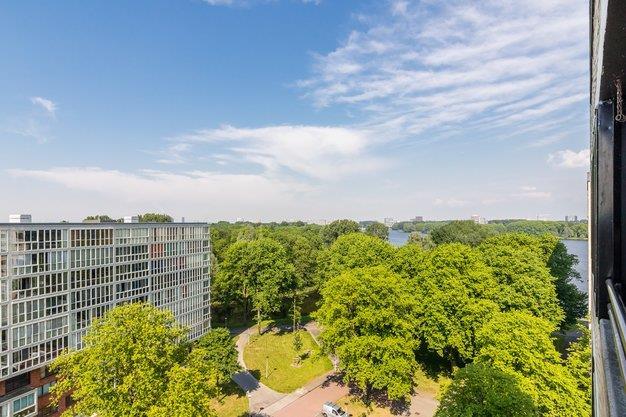 Op zoek naar een heerlijk ruim 4 kamer appartement met een prachtig vrij uitzicht? Dit appartement heeft een ruime living, 3 slaapkamers van een prettig formaat en een zonnig balkon op het zuidwesten!