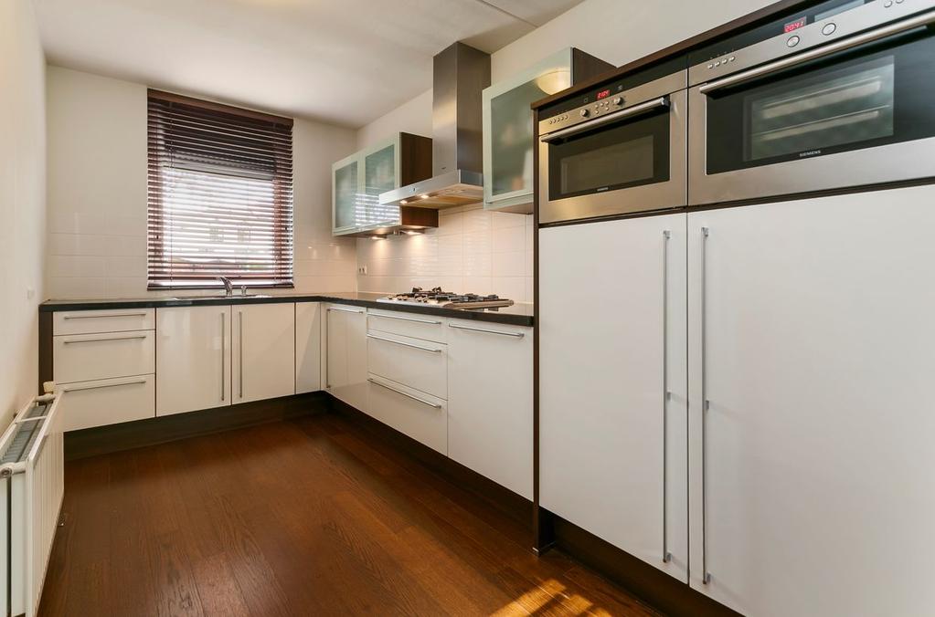 Ligging en indeling Keuken De luxe en moderne, open keuken bevindt zich aan de voorzijde van de woning.