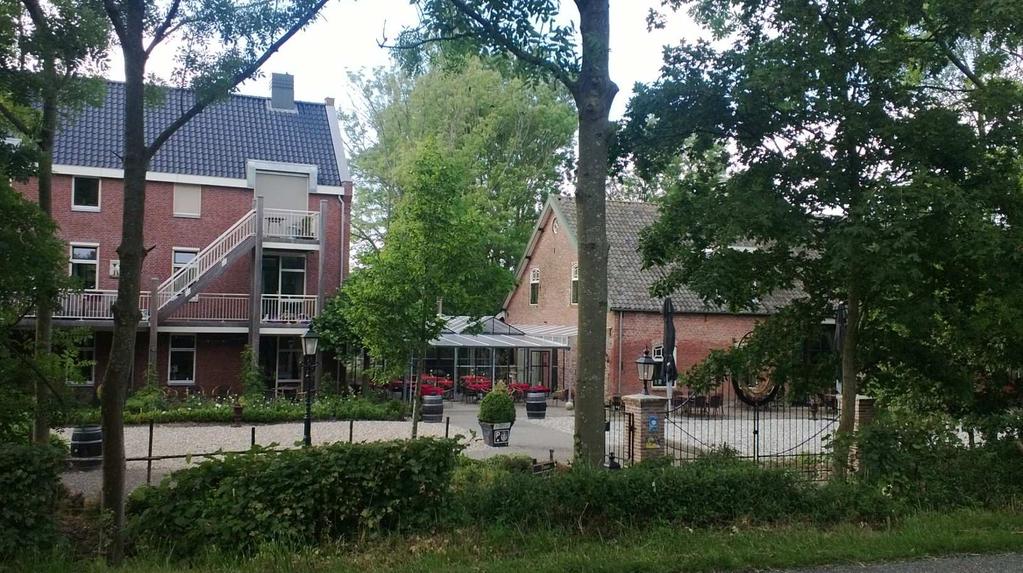 Het gebouw heeft een traditionele uitstraling en is gebouwd van houtskeletbouw en keramische dakpannen.