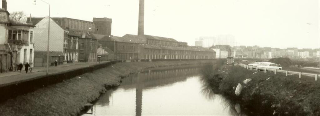 enkele huizen staan nu al een tijdje in verval Aan de Leiekaai in 1972 stond de