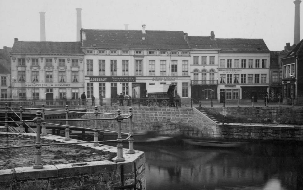 Tot in het begin1900 kwam hier de Bargie aan die van Brugge kwam of vertrok. De platte brug uit 1877 werd afgebroken in 1934.