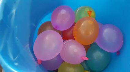 Afgelopen maandag mochten de kinderen van groep 1-2 -3 de waterballonnen testen die op dit moment met groep 8 mee zijn op kamp.