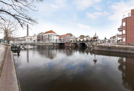 De prachtige grachten en vele winkels, terrassen,