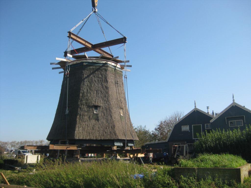 De verplaatsing De verplaatsing van de molen op 30 september 2011 was een groots spektakel.