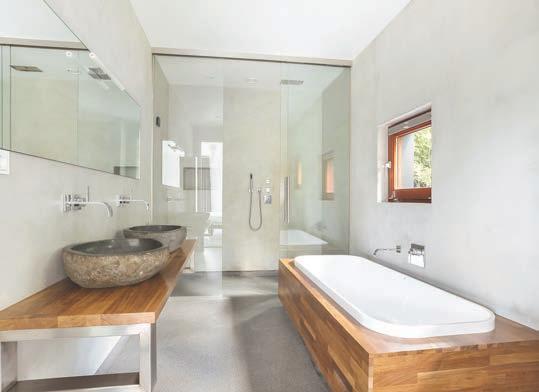 badkamer voorzien van royale douchegelegenheid, ligbad, dubbele wastafel en een toilet.