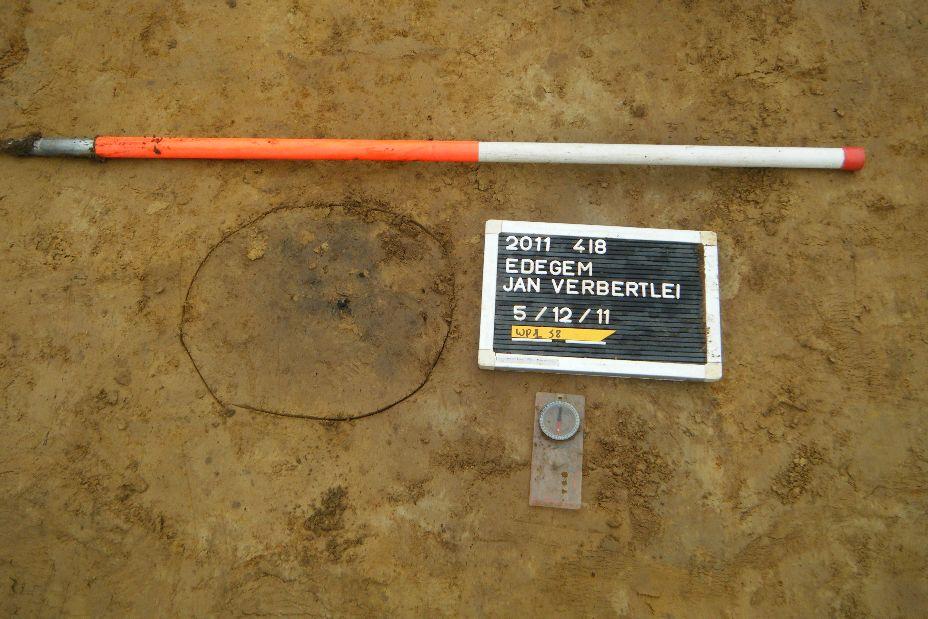 Uit de aangetroffen sporen is geen vondstmateriaal afkomstig. Wel werd een houtskoolstaal ingezameld van WP1S4, een paalspoor, voor eventuele verdere datering. 4.