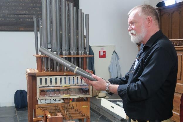 Demonstratie bij demo-orgeltje en pijpentafel Daarnaast heeft het Educatieteam van het HOK een expositie ingericht met een grote verzameling orgelpijpen en