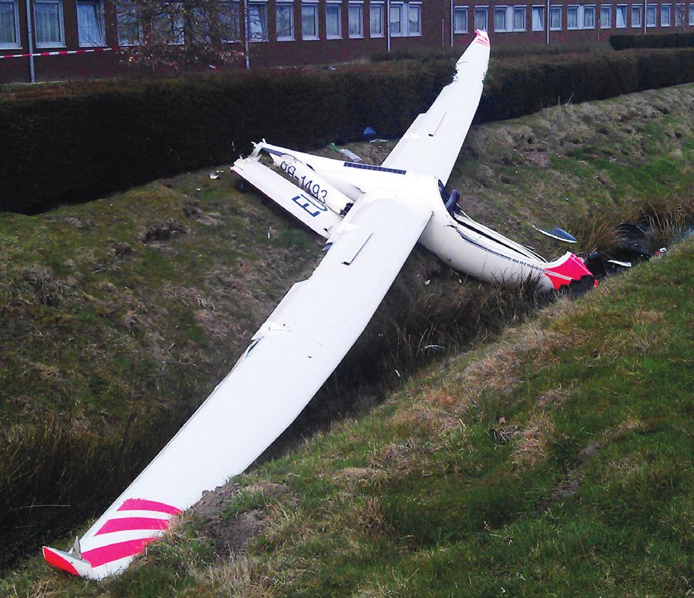 Voorvallen waarnaar een onderzoek is gestart Neergestort in circuit, ASW 27-18 E, PH-1493, Eindhoven Airport, 14 april 2013 Het zweefvliegtuig was via de lierstartmethode opgestegen.