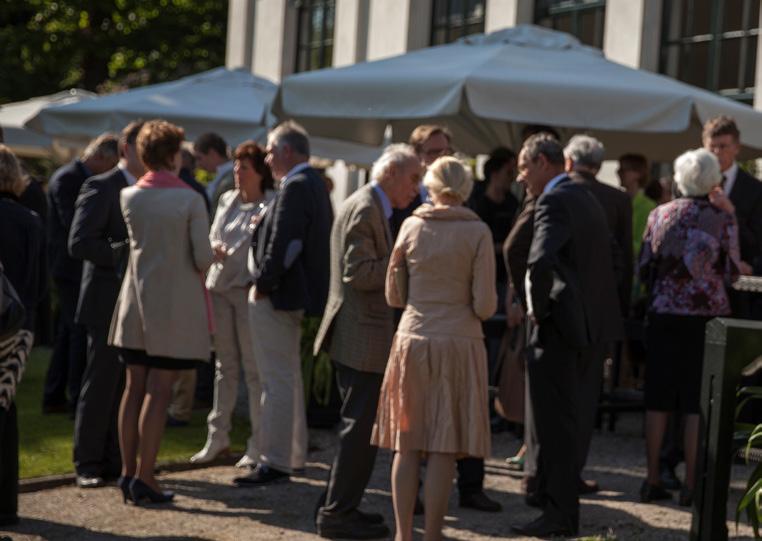 Deze zijn uitstekend met elkaar te combineren. De Oranjerie op het voorterrein is een prachtige locatie met uitzicht op de rozentuin en het kasteel.